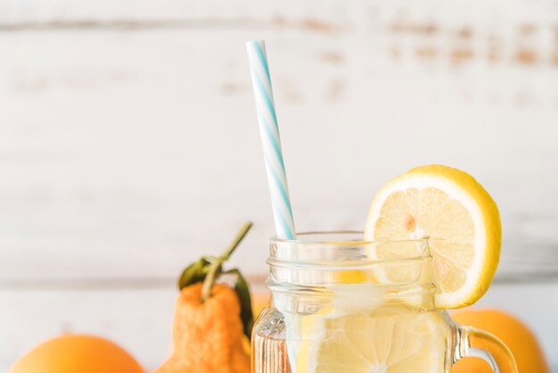 Paille en pot de verre garnie d&#39;une tranche de citron