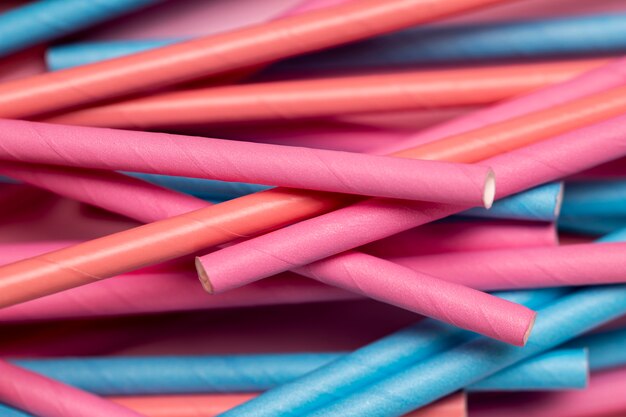 Pailles colorées sur une table