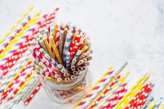 Pailles en papier de différentes couleurs sur fond clair avec espace de copie