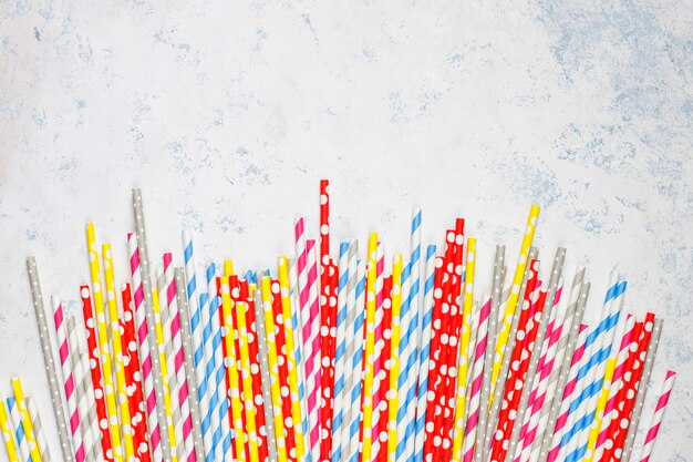 Pailles en papier de différentes couleurs sur table lumineuse