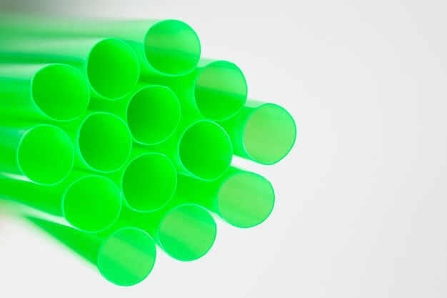 Pailles en plastique vertes vue de côté