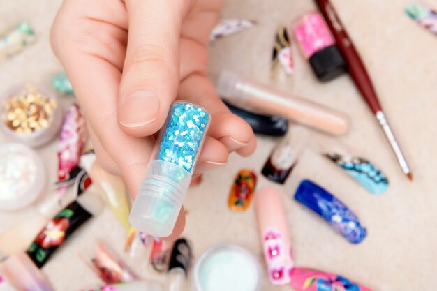 Paillettes bleues en bouteille pour la conception des ongles.