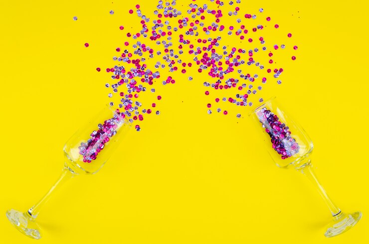 Photo gratuit paillettes colorées et lunettes sur fond jaune