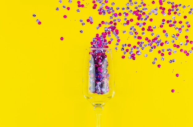 Paillettes colorées vue de dessus dans un verre de vin
