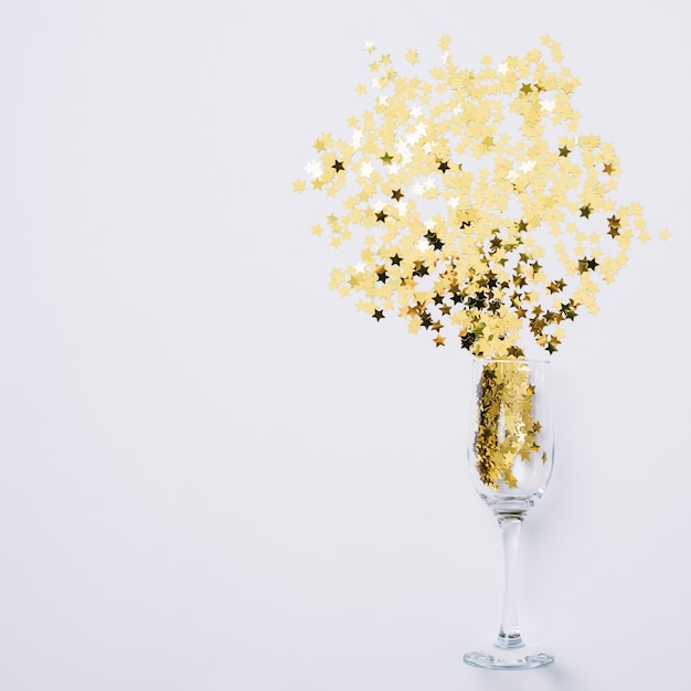 Paillettes dispersées dans du verre