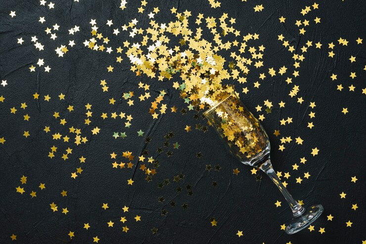 Photo gratuit paillettes dispersées du verre sur la table