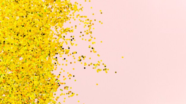 Paillettes dorées abstraites sur fond rose