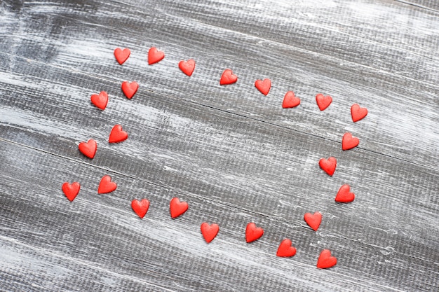 Photo gratuite paillettes en forme de coeur rouge de la saint-valentin.