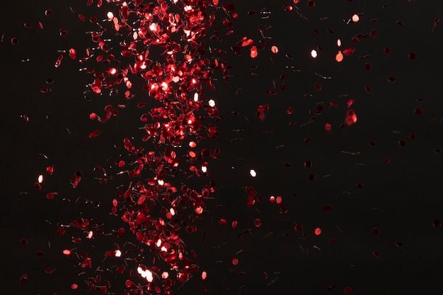 Photo gratuite paillettes rouges sur fond noir