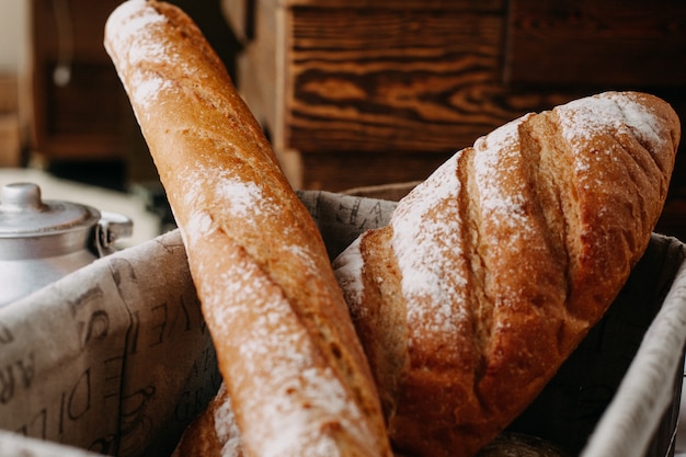 Photo gratuite pain au four avec de la farine entier savoureux à l'intérieur du panier