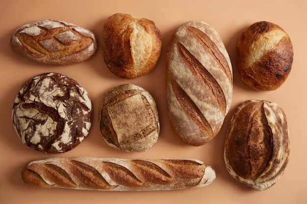 Pain au levain naturel cuit avec de la farine biologique. Blé d'épeautre, sarrasin, pain de seigle isolé sur fond beige. Concept de boulangerie et d'agriculture. Produits nutritifs fraîchement préparés faciles à digérer