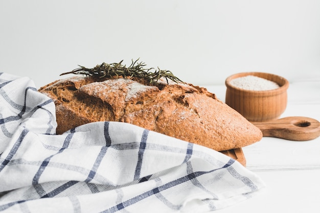 Pain au pain brun avec de l&#39;herbe