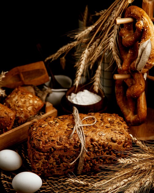 Pain aux grains entiers avec des graines de citrouille et de tournesol