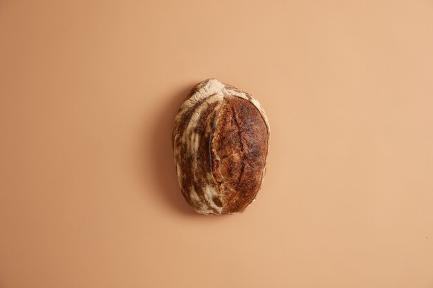 Pain à base d'ingrédients biologiques blé entier, sarrasin, seigle et sans levure. Produit de boulangerie multigrain sur fond beige. Concept d'alimentation et de nutrition sains. Fraîcheur de cuisson tous les jours