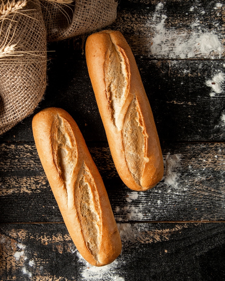 Photo gratuit pain baton et farine sur table