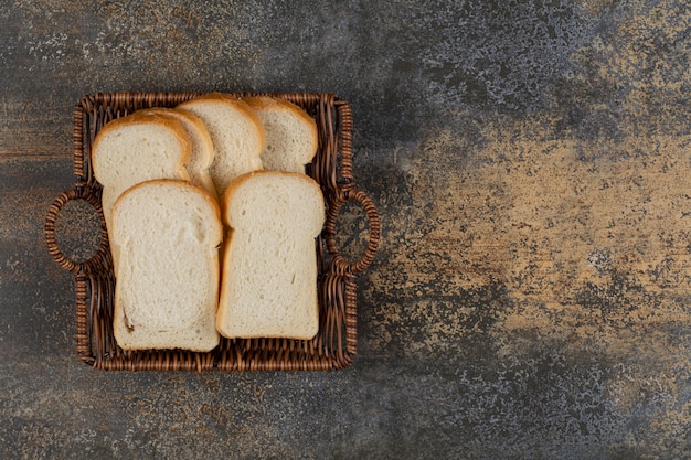 Pain Blanc Fait Maison Dans Un Panier En Bois