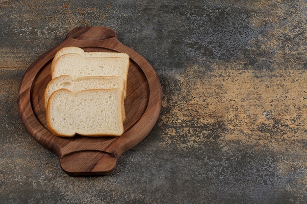 Pain blanc fait maison sur planche de bois