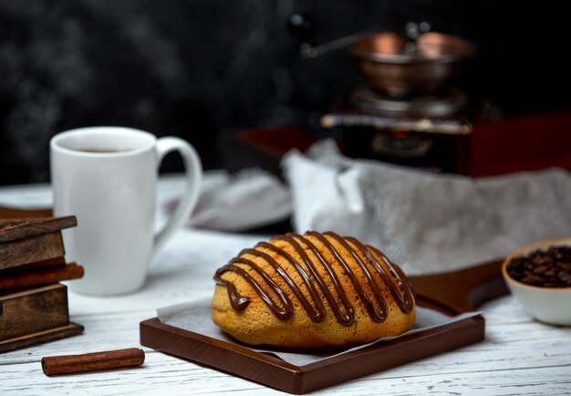 Pain blanc garni de sirop de chocolat