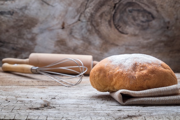 Pain de boulangerie sur une table en bois.