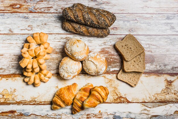 Pain et brioches sur la table