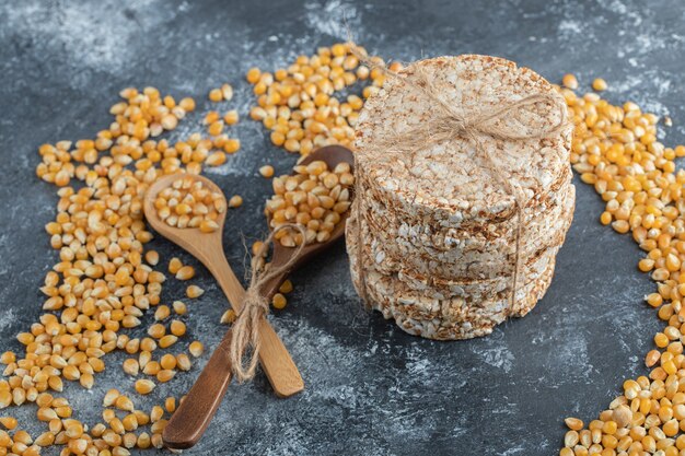 Pain croustillant en corde avec des graines de maïs soufflé non cuites.