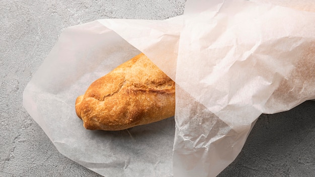 Photo gratuite pain cuit fait maison enveloppé dans du papier sulfurisé