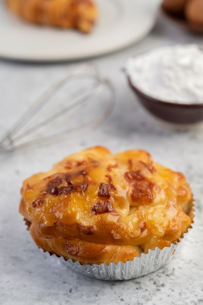 Pain cuit avec des ingrédients Oeufs et farine de tapioca dans une tasse.