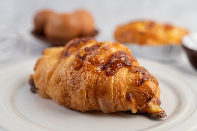 Pain cuit avec des ingrédients Oeufs et farine de tapioca dans une tasse.