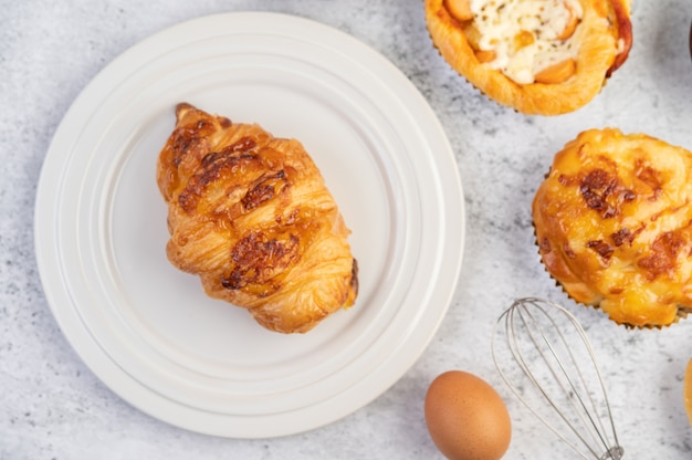 Pain cuit avec des ingrédients Oeufs et farine de tapioca dans une tasse.