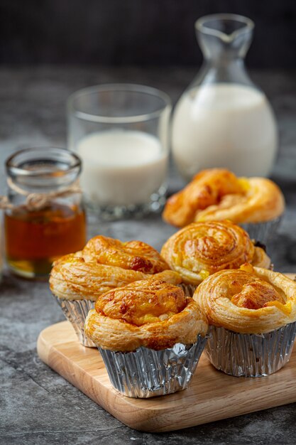 Pain danois frais avec lait et fruits, myrtille, sauce aux cerises servi avec du lait.