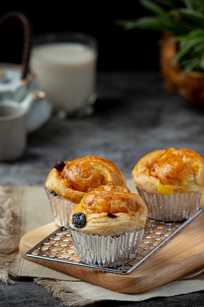 Pain danois frais avec lait et fruits, myrtille, sauce aux cerises servi avec du lait.