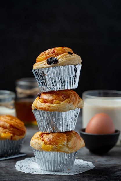 Photo gratuite pain danois frais avec lait et fruits, myrtille, sauce aux cerises servi avec du lait.