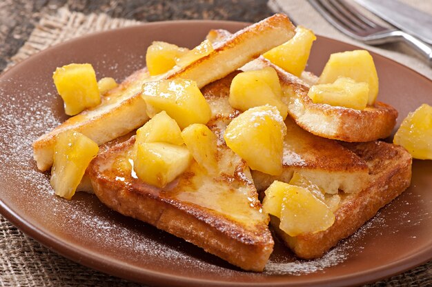 Pain doré aux pommes caramélisées pour le petit déjeuner