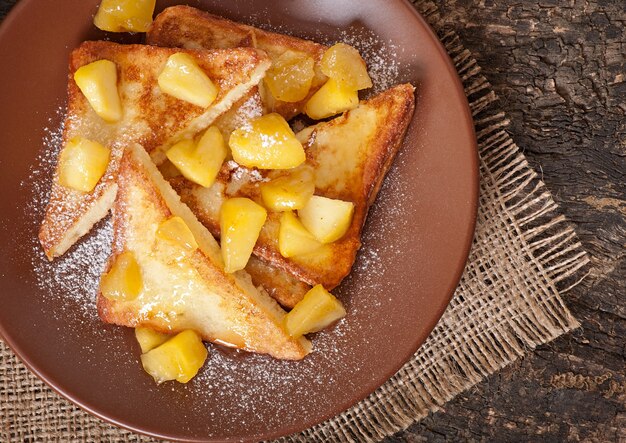 Pain doré aux pommes caramélisées pour le petit déjeuner