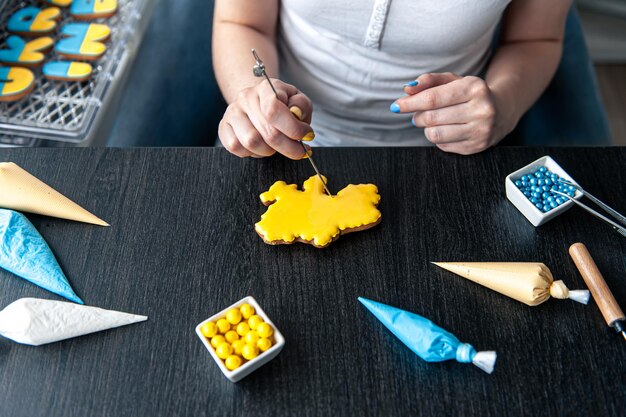 Pain d'épice en forme de biscuits patriotiques faits à la main en ukraine