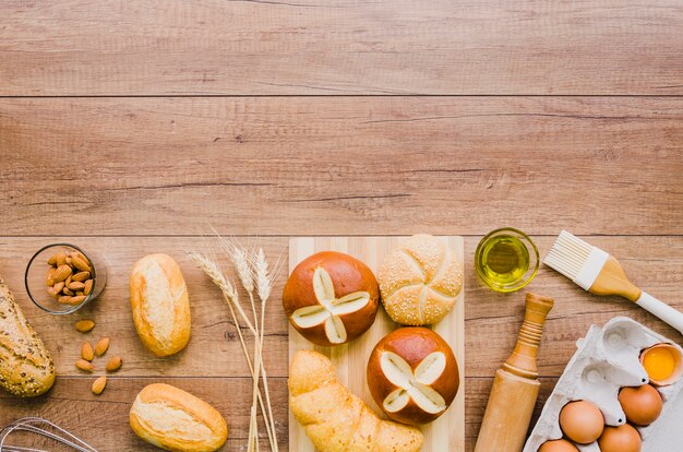 Pain fait à la main avec des ingrédients et ustensiles de cuisine