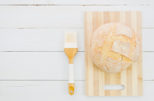 Pain fait à la main avec des ingrédients et ustensiles de cuisine