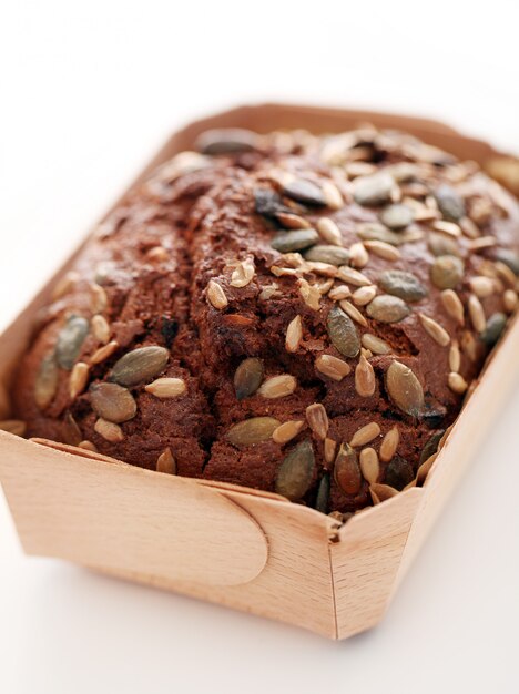 Pain fait maison avec des grains dans une boîte