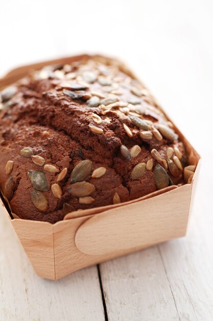 Pain fait maison avec des grains dans une boîte