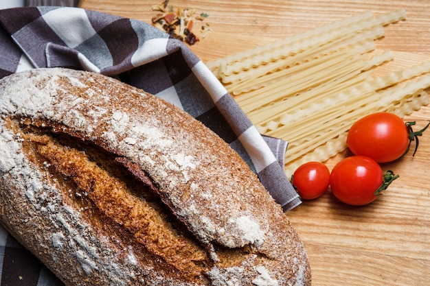 Le pain sur un fond en bois