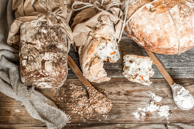 pain frais et cuillère en bois sur fond de bois ancien