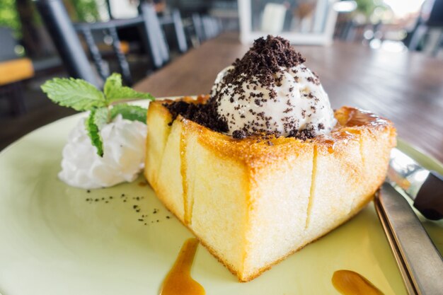 Pain grillé au miel, composé de pain garni de miel et de crème glacée