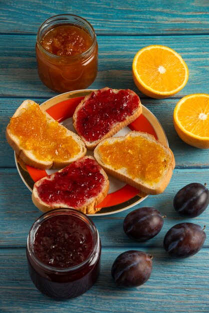 Pain grillé avec confiture d'oranges et de prunes.