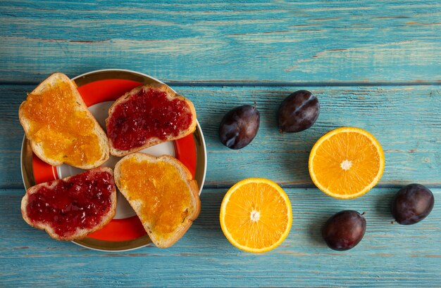 Pain grillé avec confiture d'oranges et de prunes.