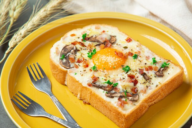 pain grillé avec oeuf au plat et fromage à la crème sur fond sombre