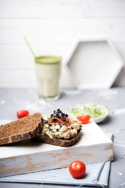 Pain grillé avec des pâtes aux légumes et des tomates