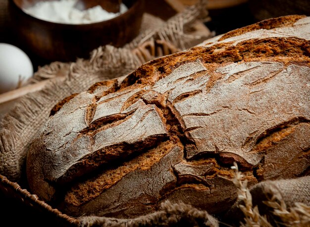 Pain gris sur la table