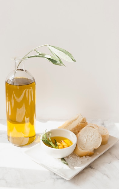 Pain et huile d&#39;olive avec du sel sur le plateau