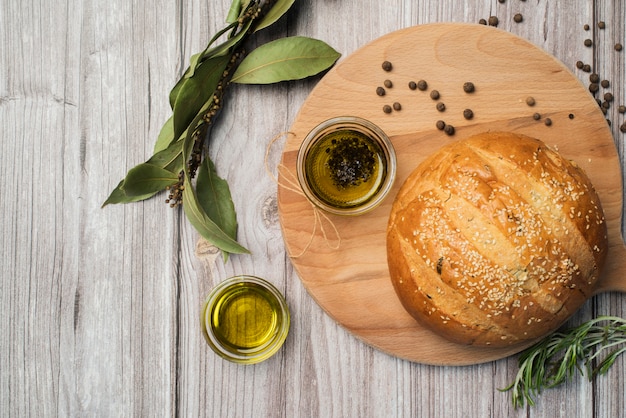 Photo gratuite pain et huile d'olive faits maison