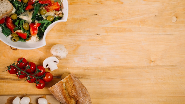 Photo gratuit pain et légumes près de la salade